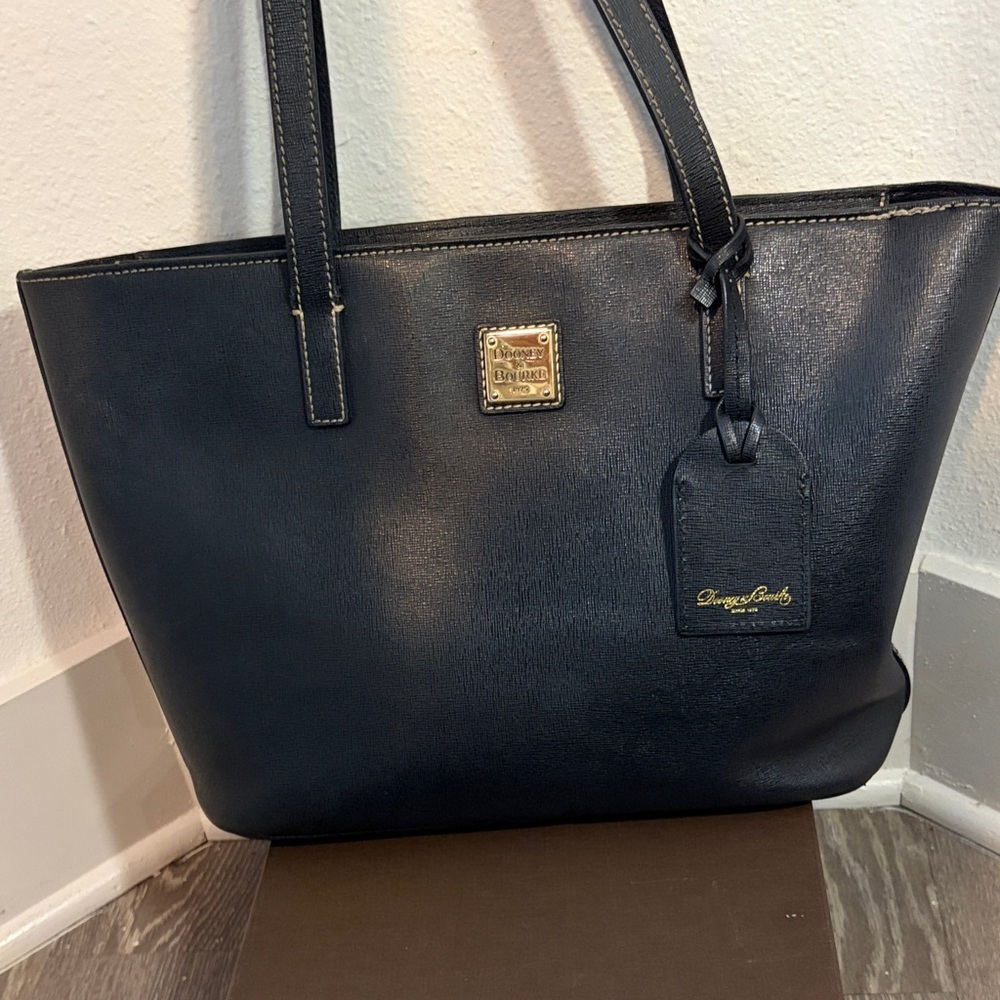Dooney & Bourke Black Saffiano Leather Tote Bag Red Lining - Picture 2 of 13